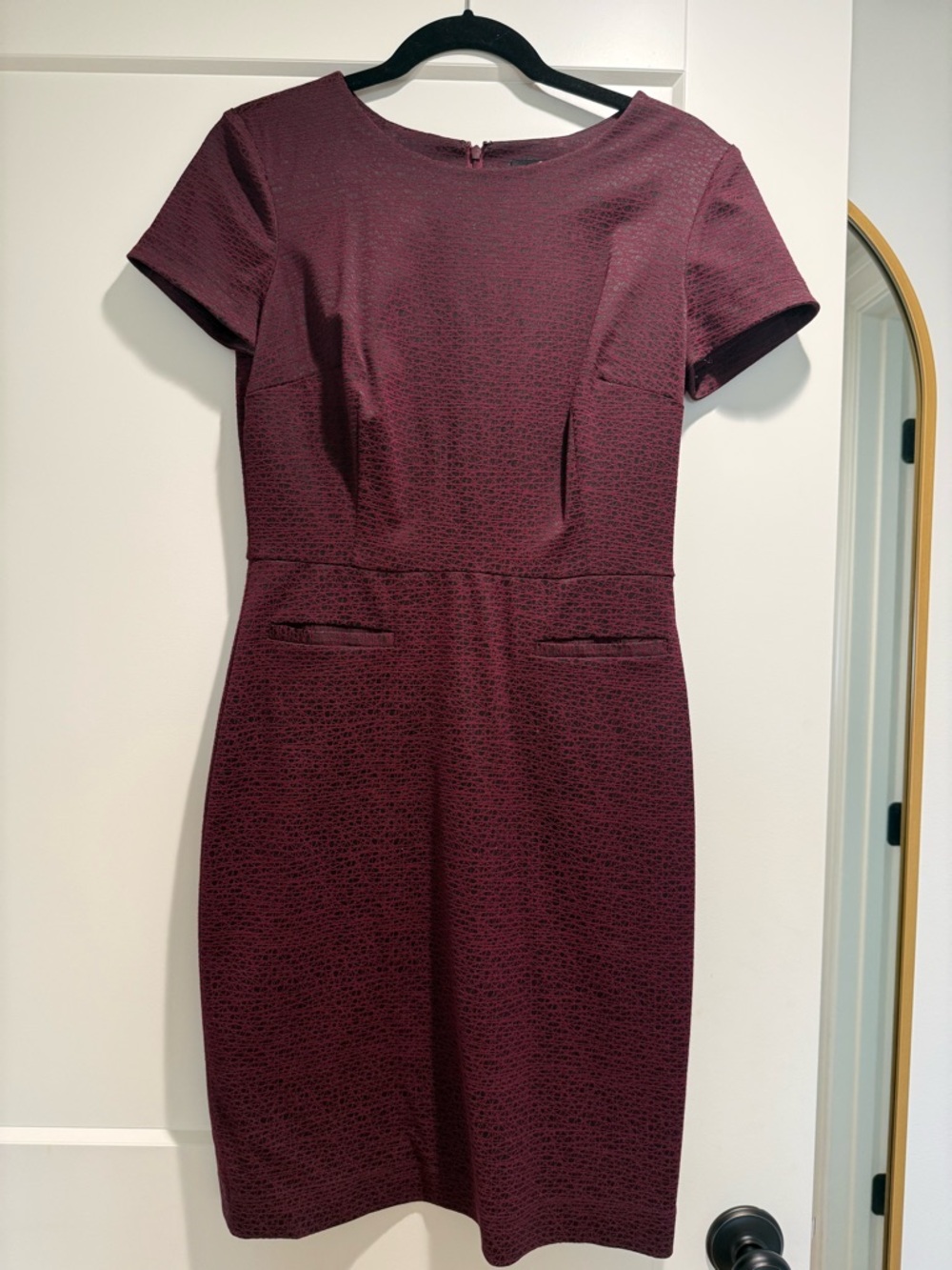 Short-Sleeve Burgundy Midi Dress with Tailored Silhouette